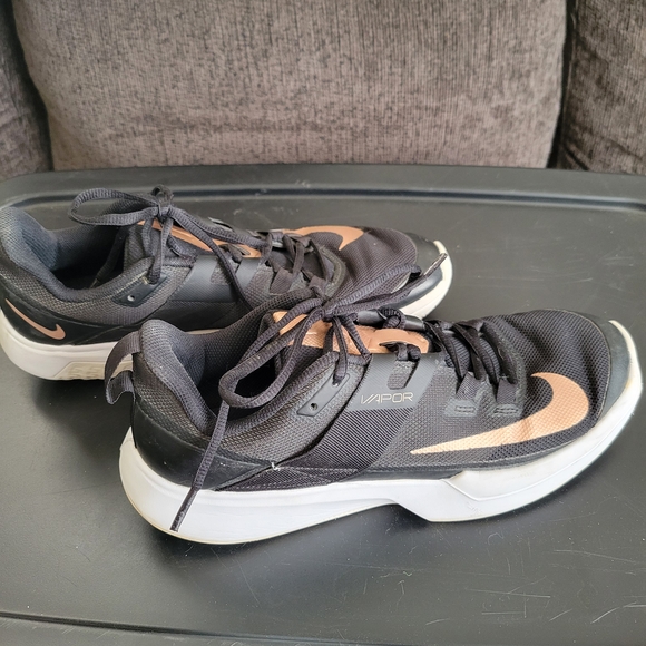 Nike Vapor Lite tennis shoes, Black And Rose Gold SZ 10.5 - Picture 3 of 5